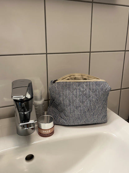 Quiltad blå/vit randig necessär