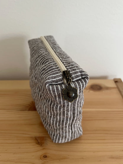 Quiltad brun/vit randig necessär