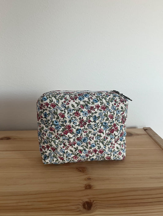 Quiltad blommig necessär