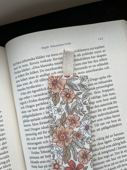 Blommigt bokmärke tyg