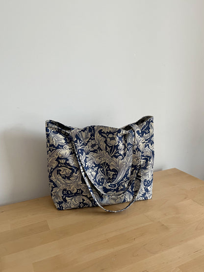 Tygväska blå blommig William Morris tyg (beställningsvara)