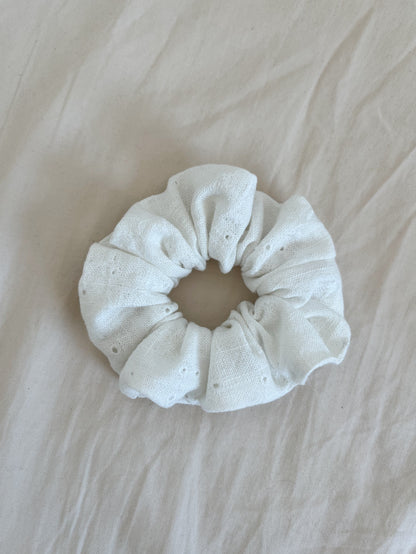 Scrunchie vitt broderat tyg
