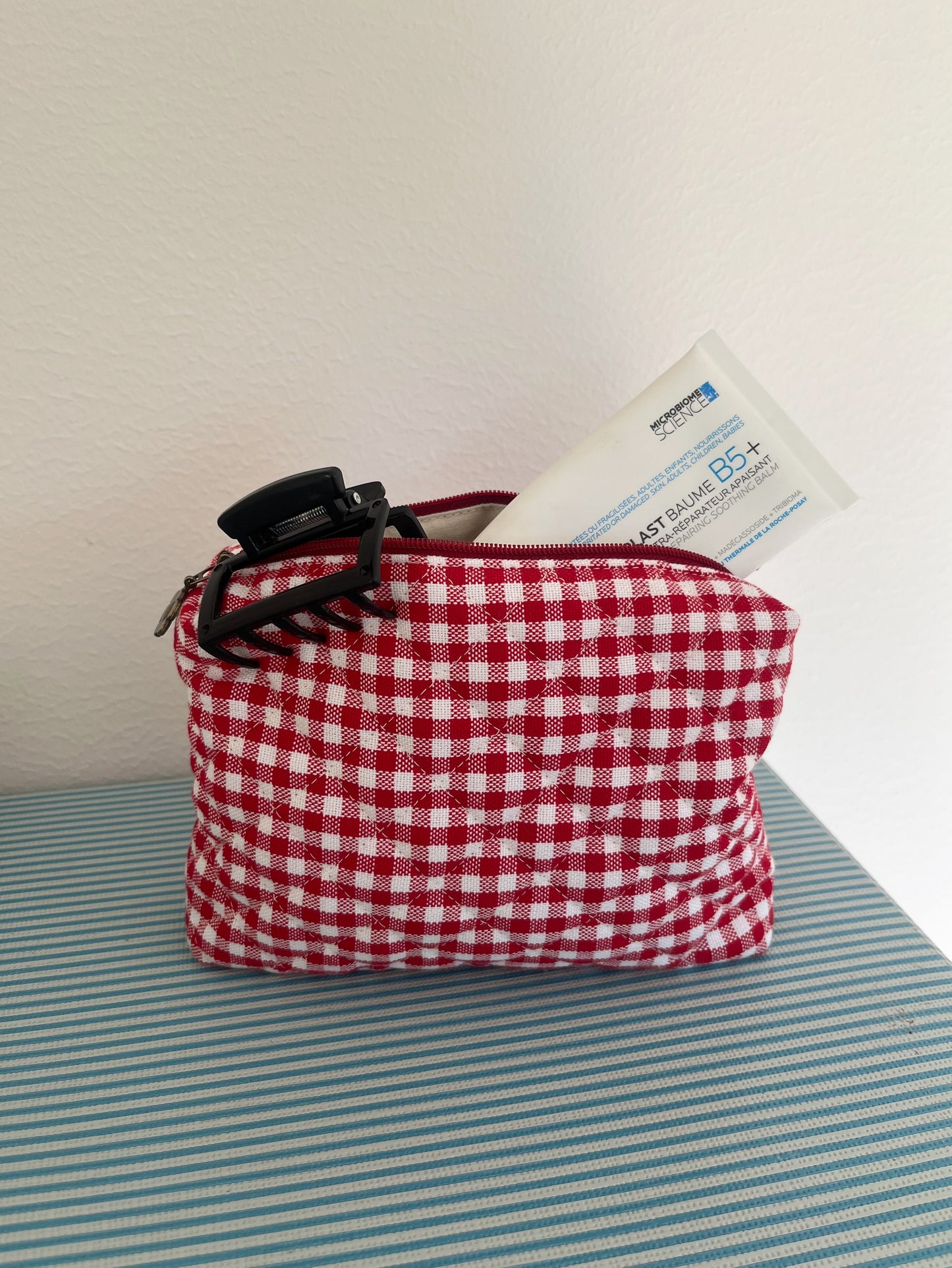 Quiltad rutig necessär röd