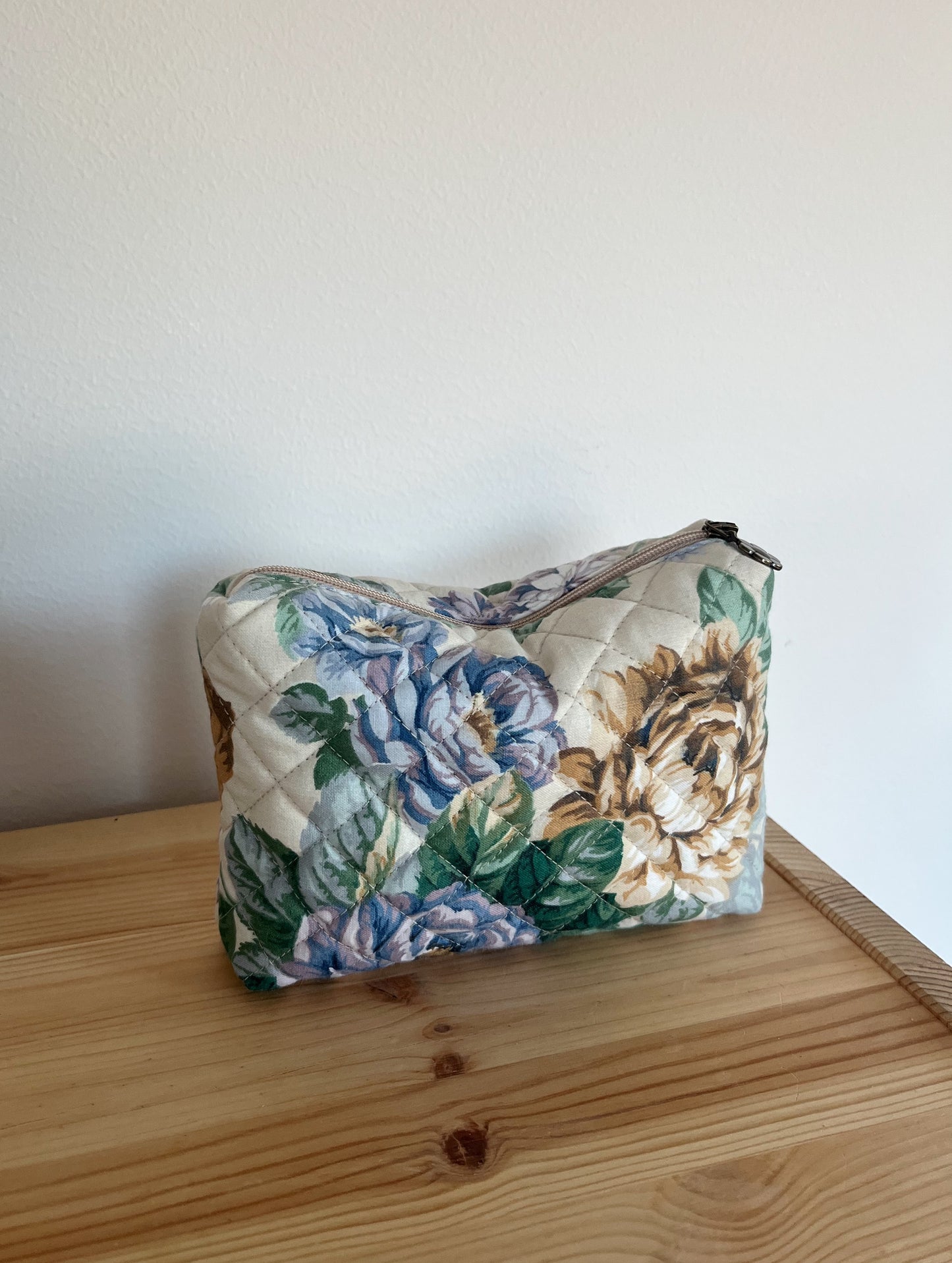 Quiltad blommig necessär