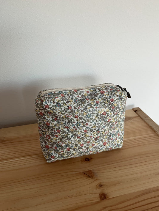 Quiltad blommig necessär