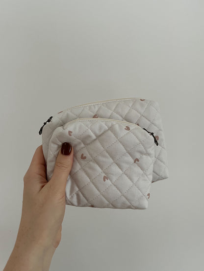 Quiltad necessär små rosa hjärtan