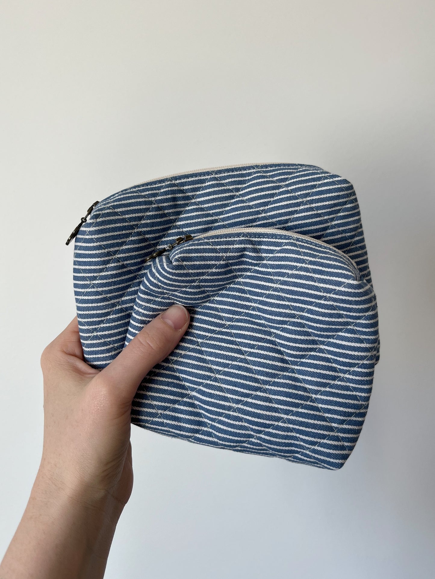 Quiltad randig necessär blå