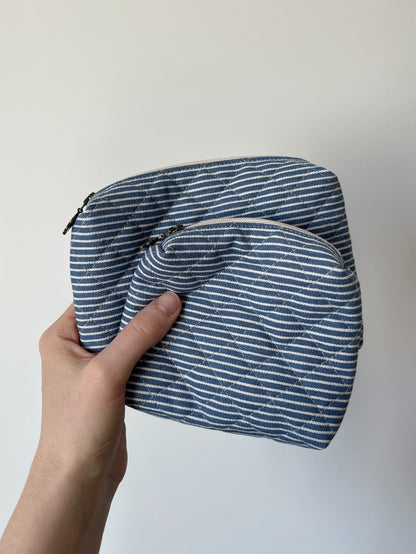 Quiltad randig necessär blå