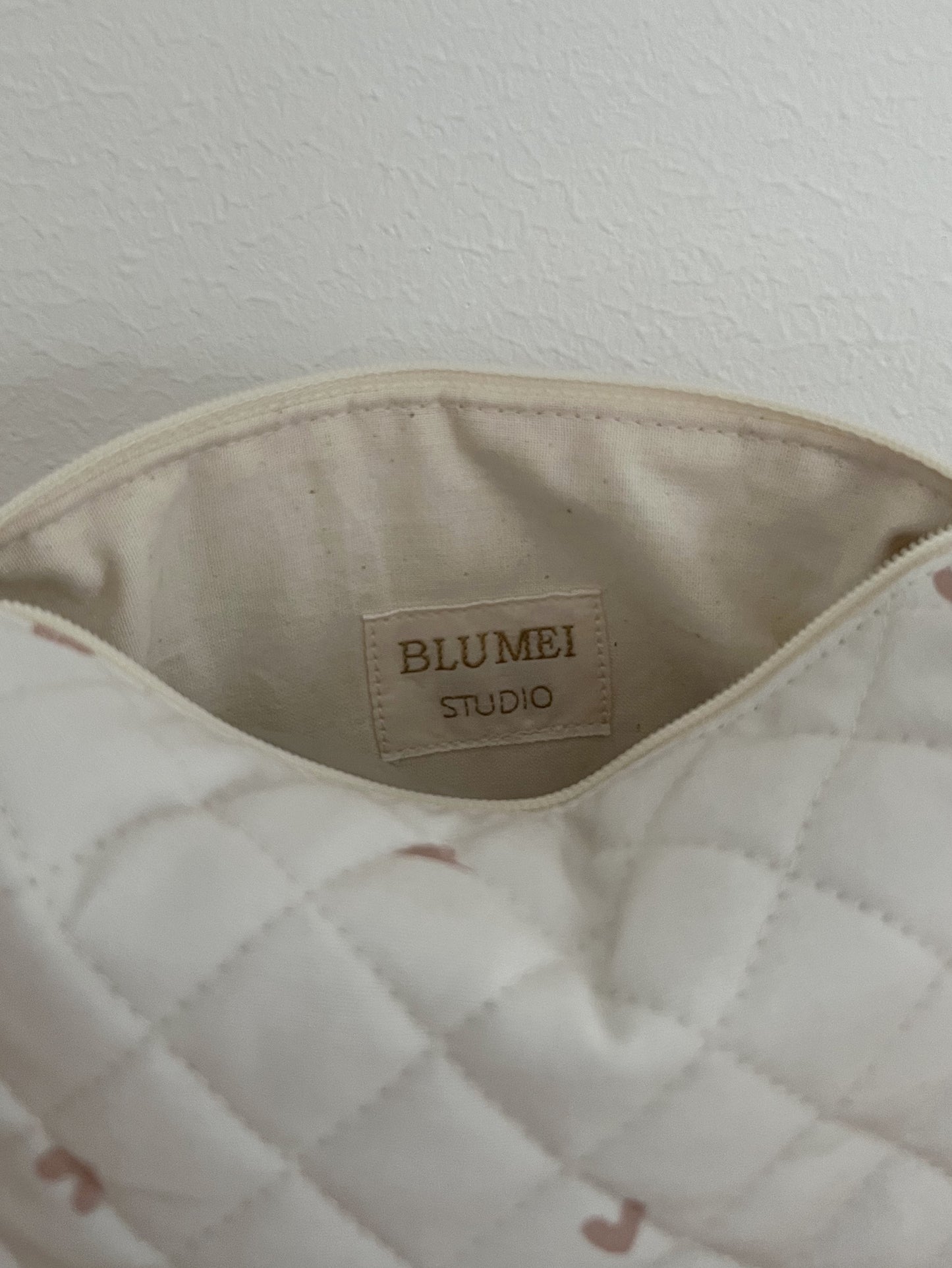 Quiltad necessär små rosa hjärtan