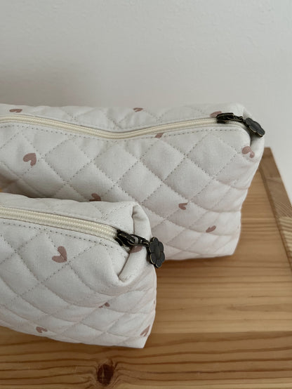 Quiltad necessär små rosa hjärtan