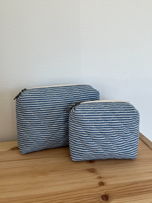 Quiltad randig necessär blå