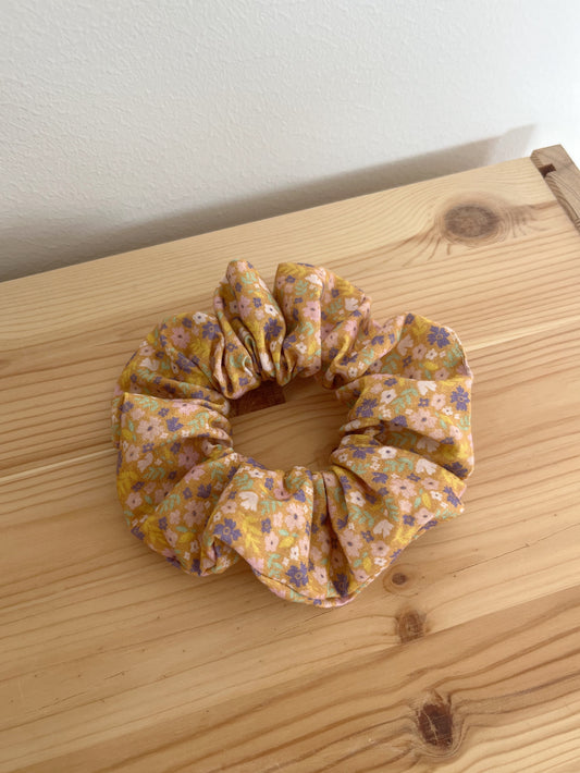 Scrunchie i blommigt bomullstyg