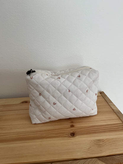 Quiltad necessär små rosa hjärtan