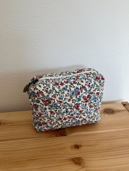 Quiltad blommig necessär