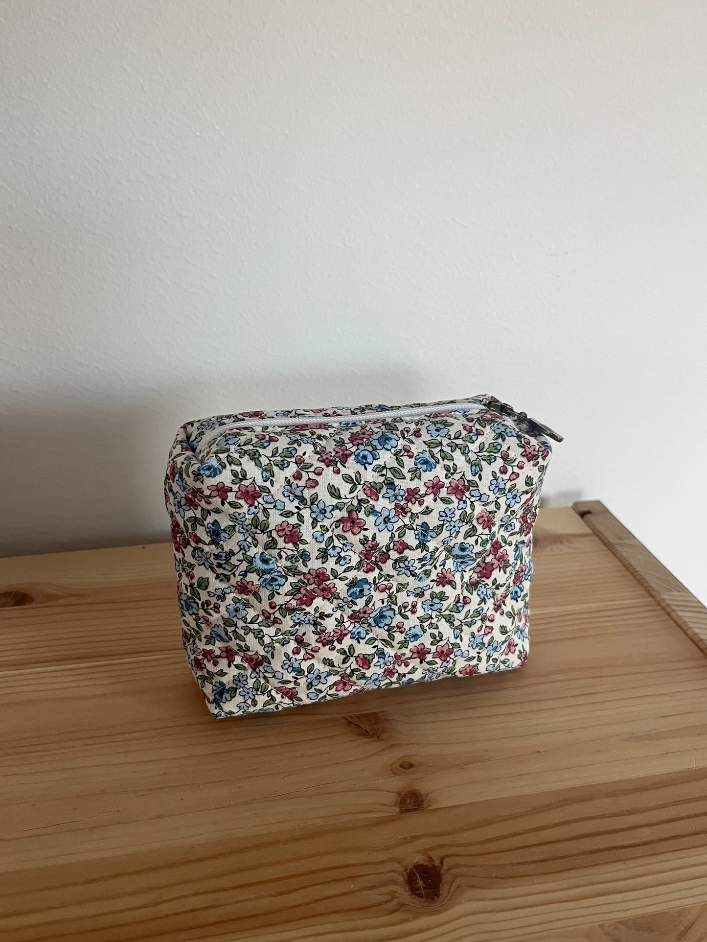 Quiltad blommig necessär