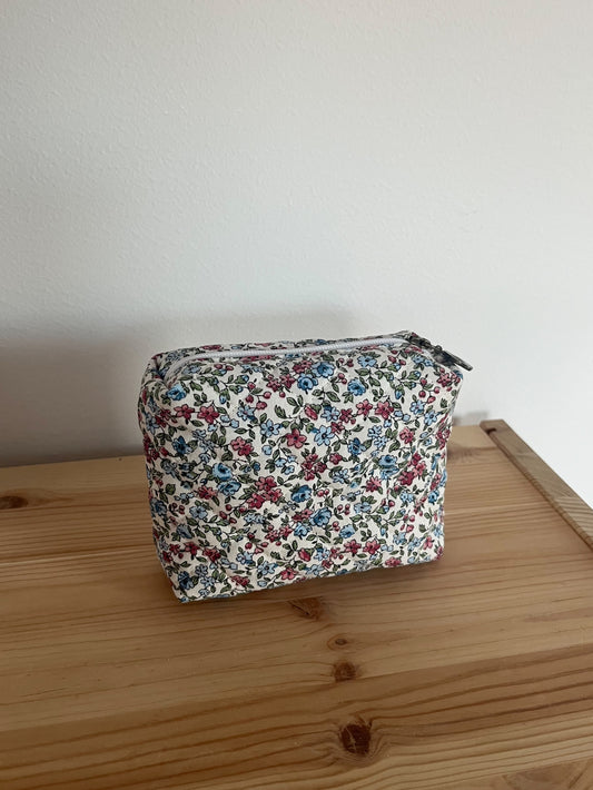 Quiltad blommig necessär