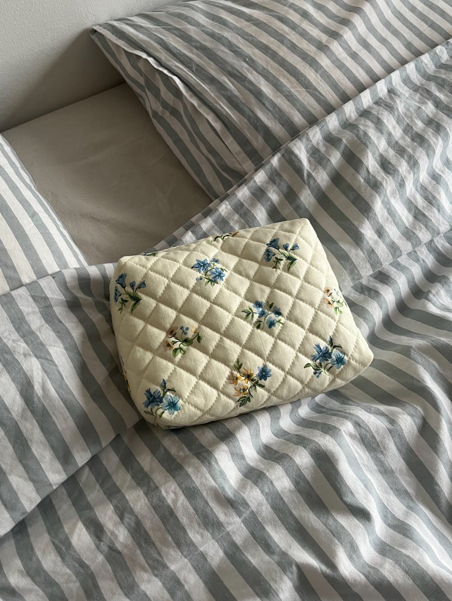 Quiltad blommig necessär gul