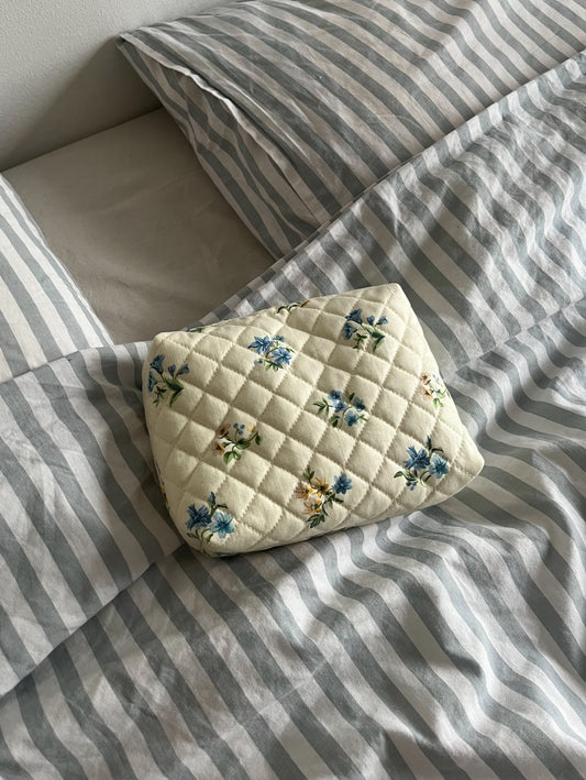 Quiltad blommig necessär gul