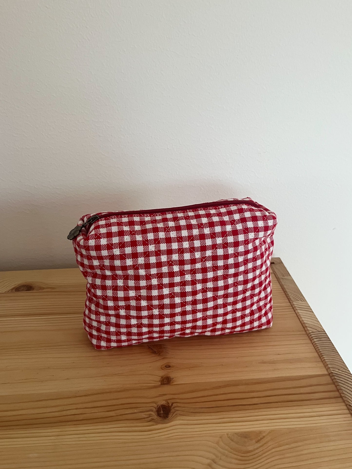 Quiltad röd rutig necessär