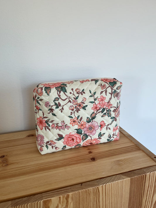 Quiltad blommig necessär