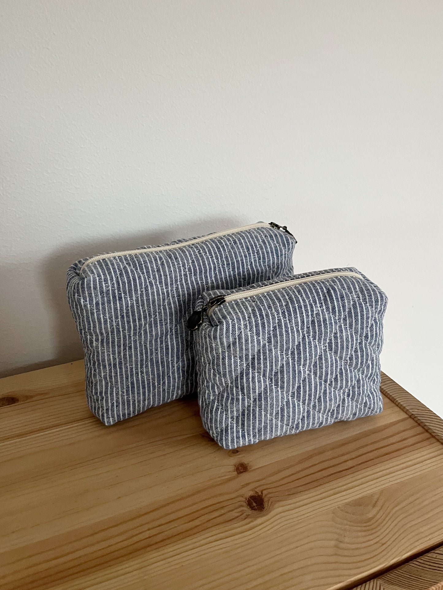 Quiltad blå/vit randig necessär