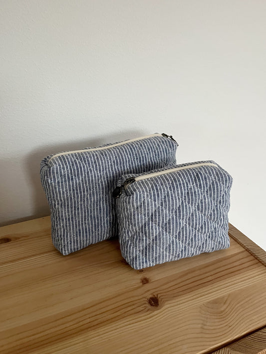 Quiltad blå/vit randig necessär