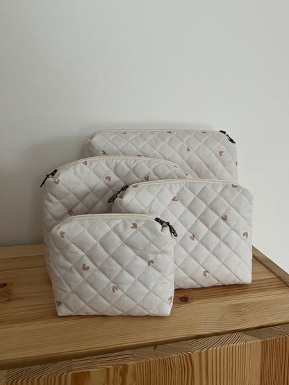 Quiltad necessär små rosa hjärtan