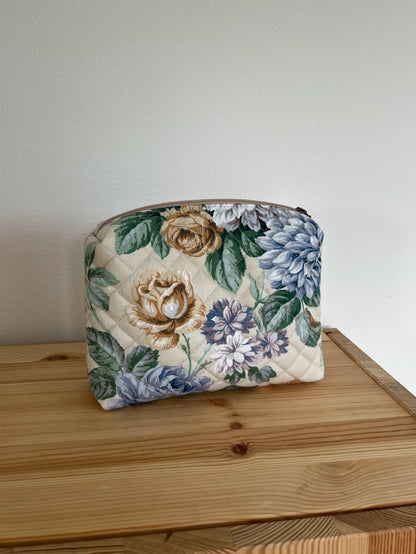 Quiltad blommig necessär