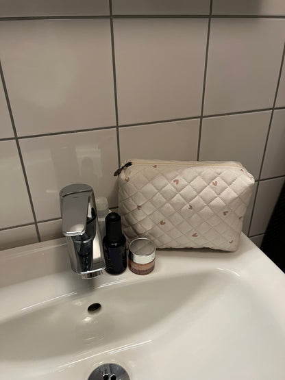 Quiltad necessär små rosa hjärtan