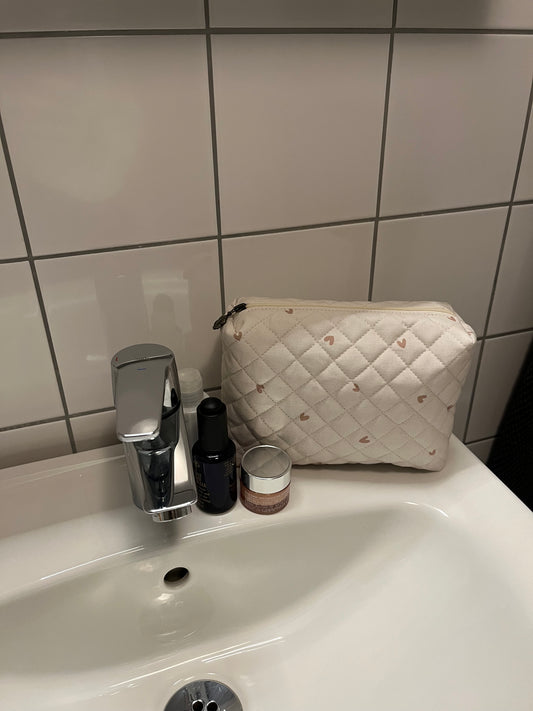 Quiltad necessär små rosa hjärtan