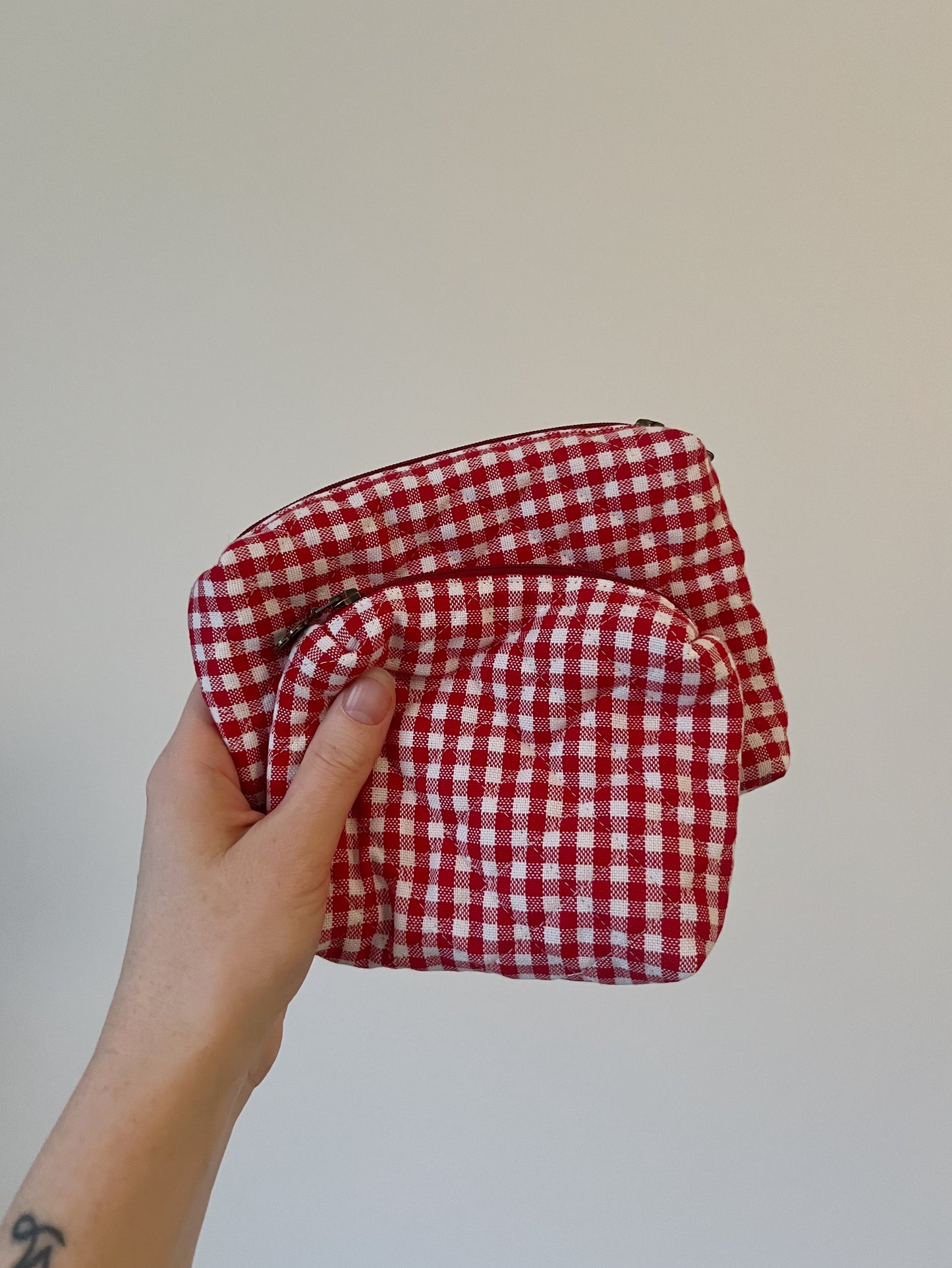 Quiltad röd rutig necessär