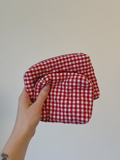 Quiltad röd rutig necessär