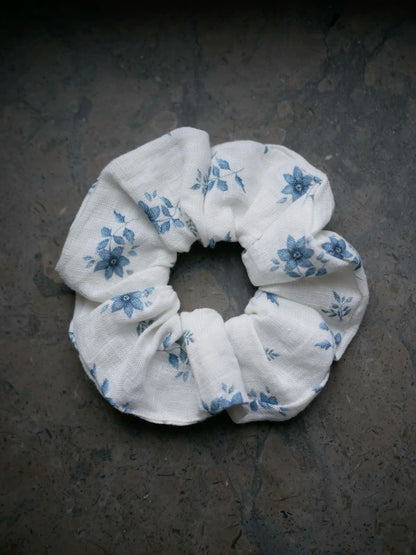 Scrunchie i linnetyg med blå blommor