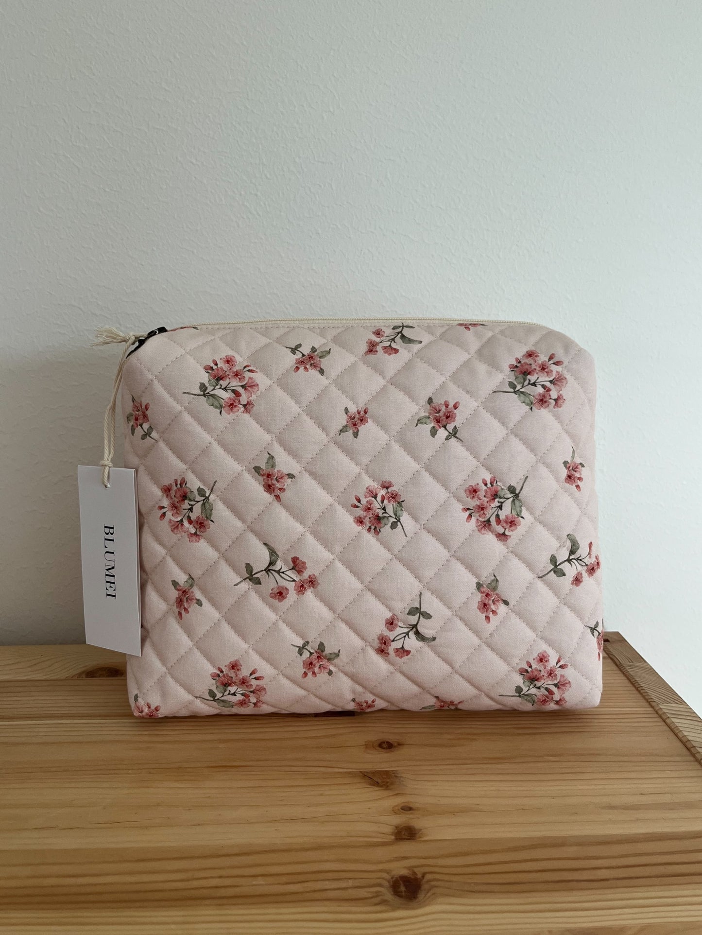 Quiltad blommig necessär rosa