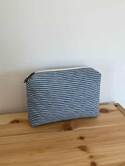 Quiltad randig necessär blå