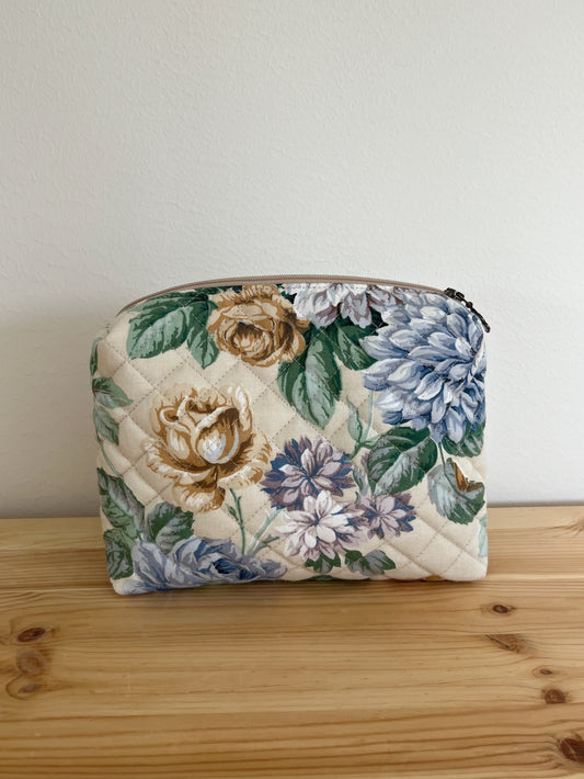 Quiltad blommig necessär