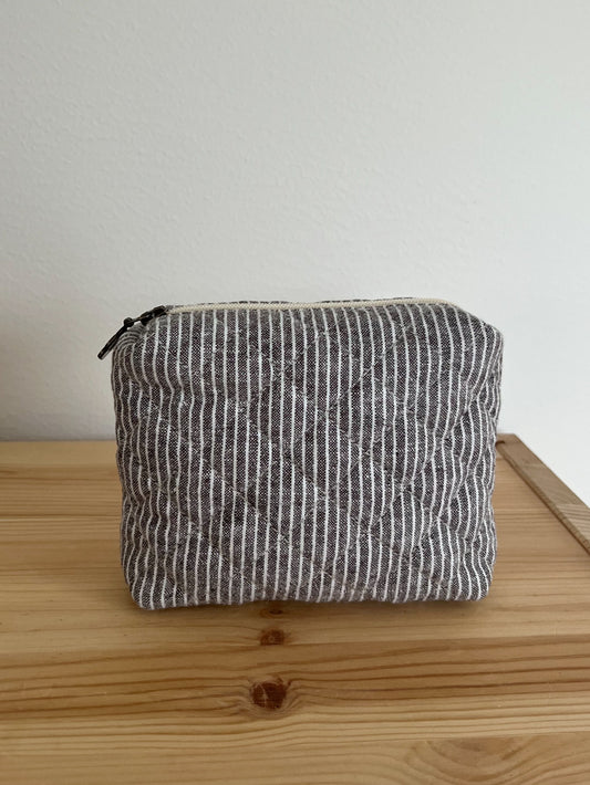 Quiltad brun/vit randig necessär