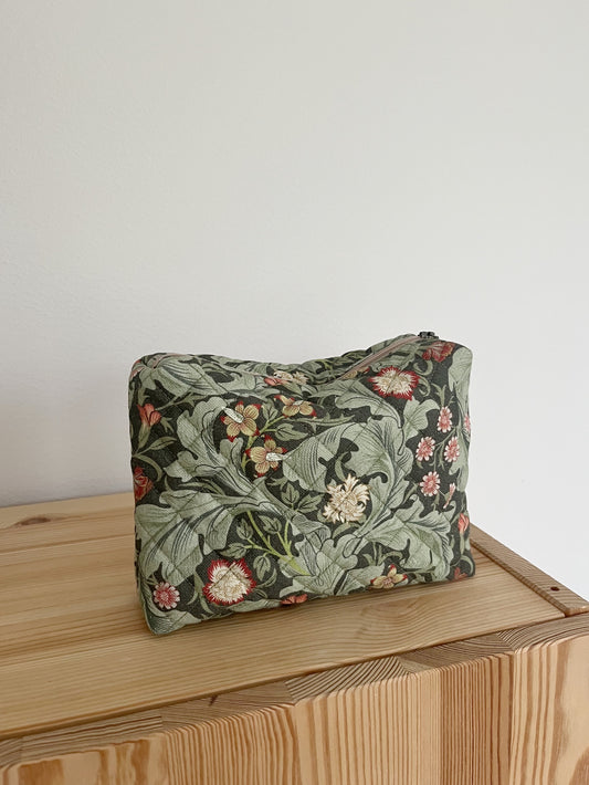 Quiltad blommig necessär