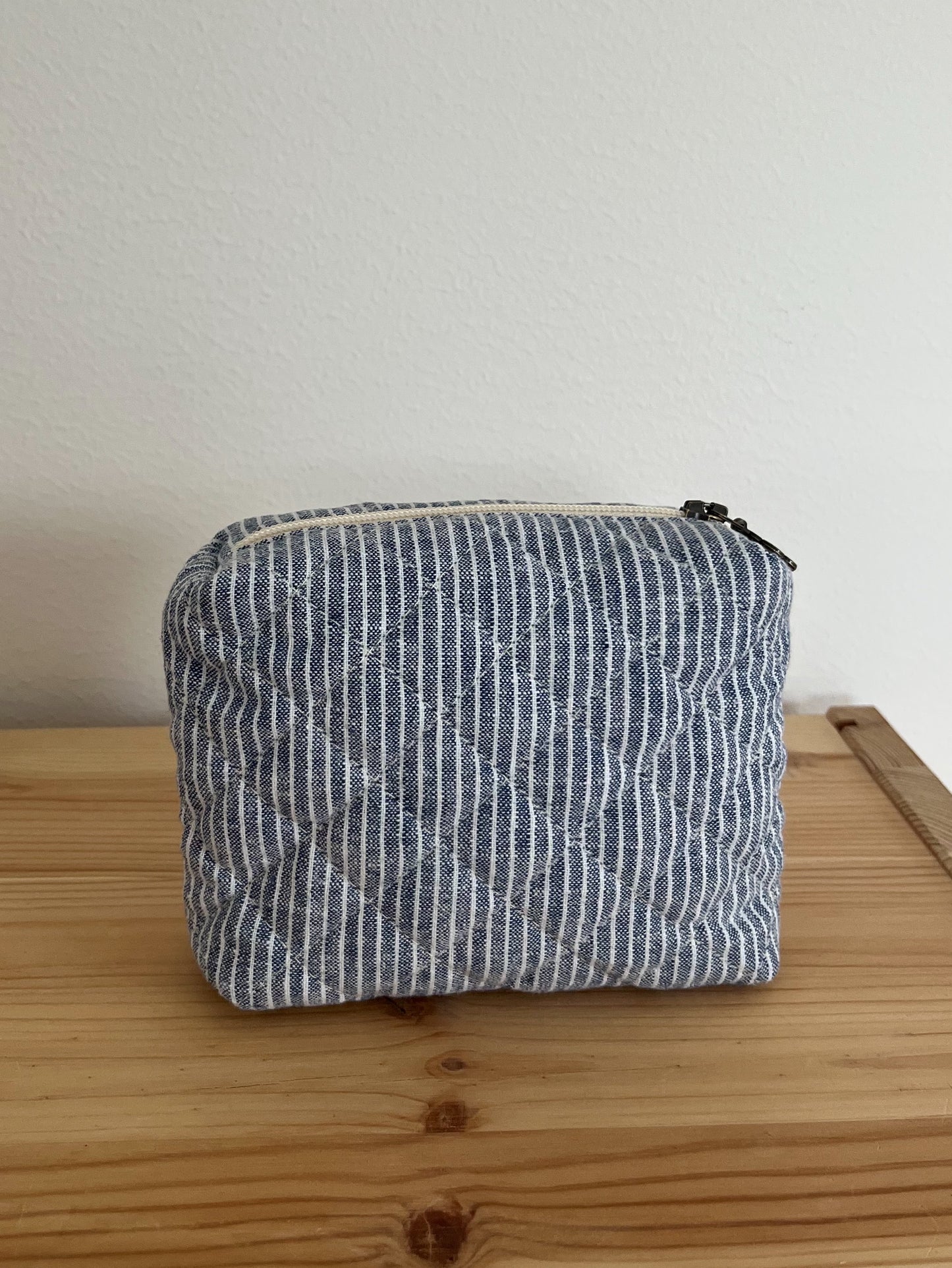 Quiltad blå/vit randig necessär