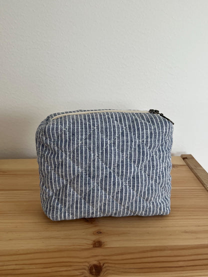 Quiltad blå/vit randig necessär