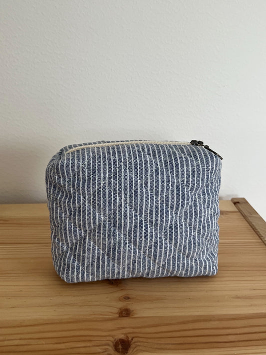 Quiltad blå/vit randig necessär