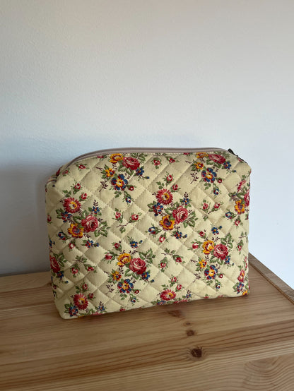 Quiltad blommig necessär