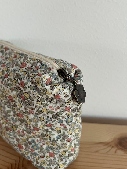 Quiltad blommig necessär