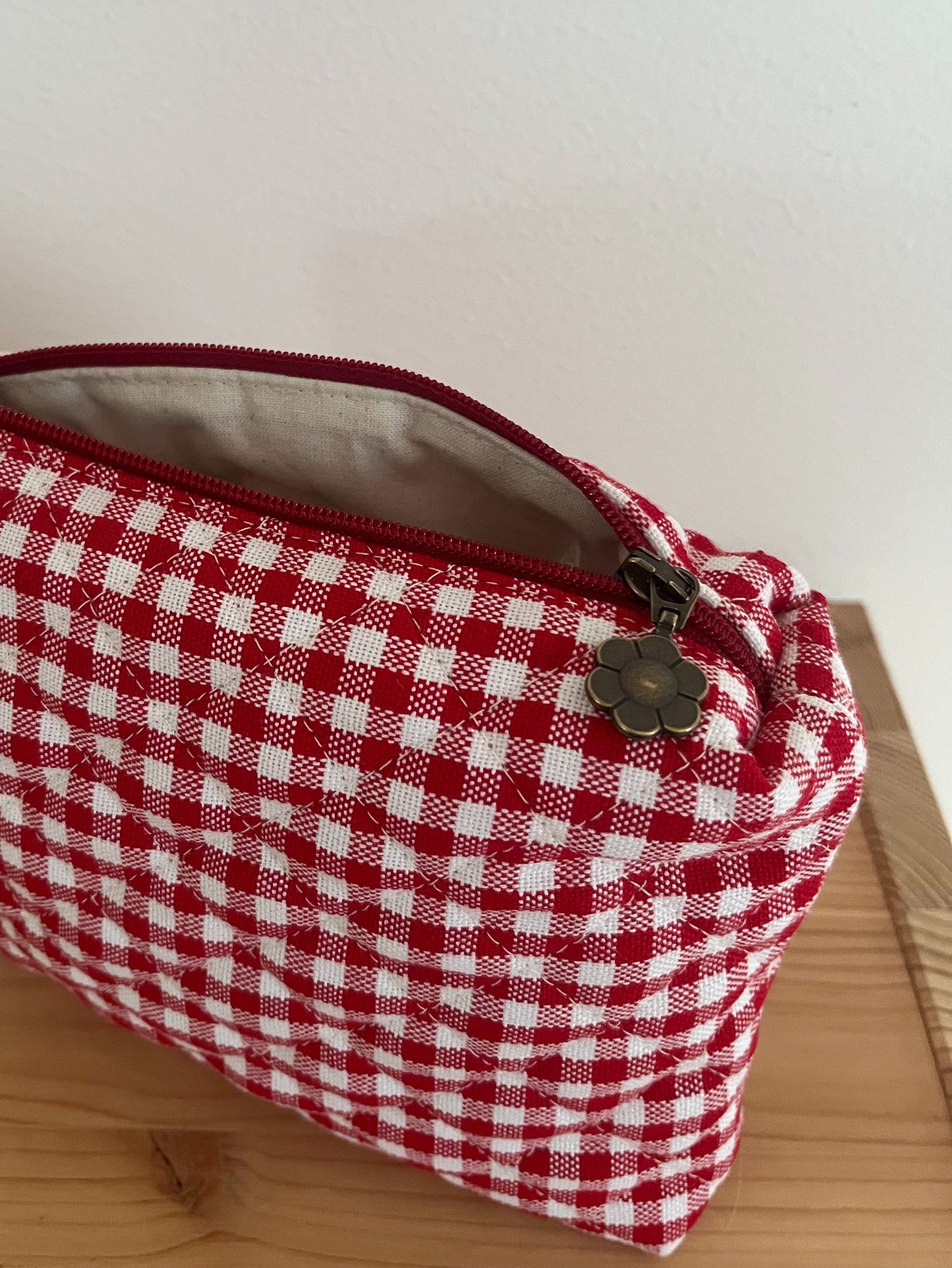 Quiltad röd rutig necessär