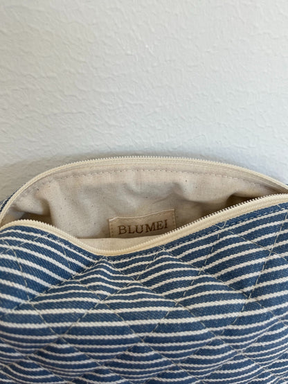 Quiltad randig necessär blå