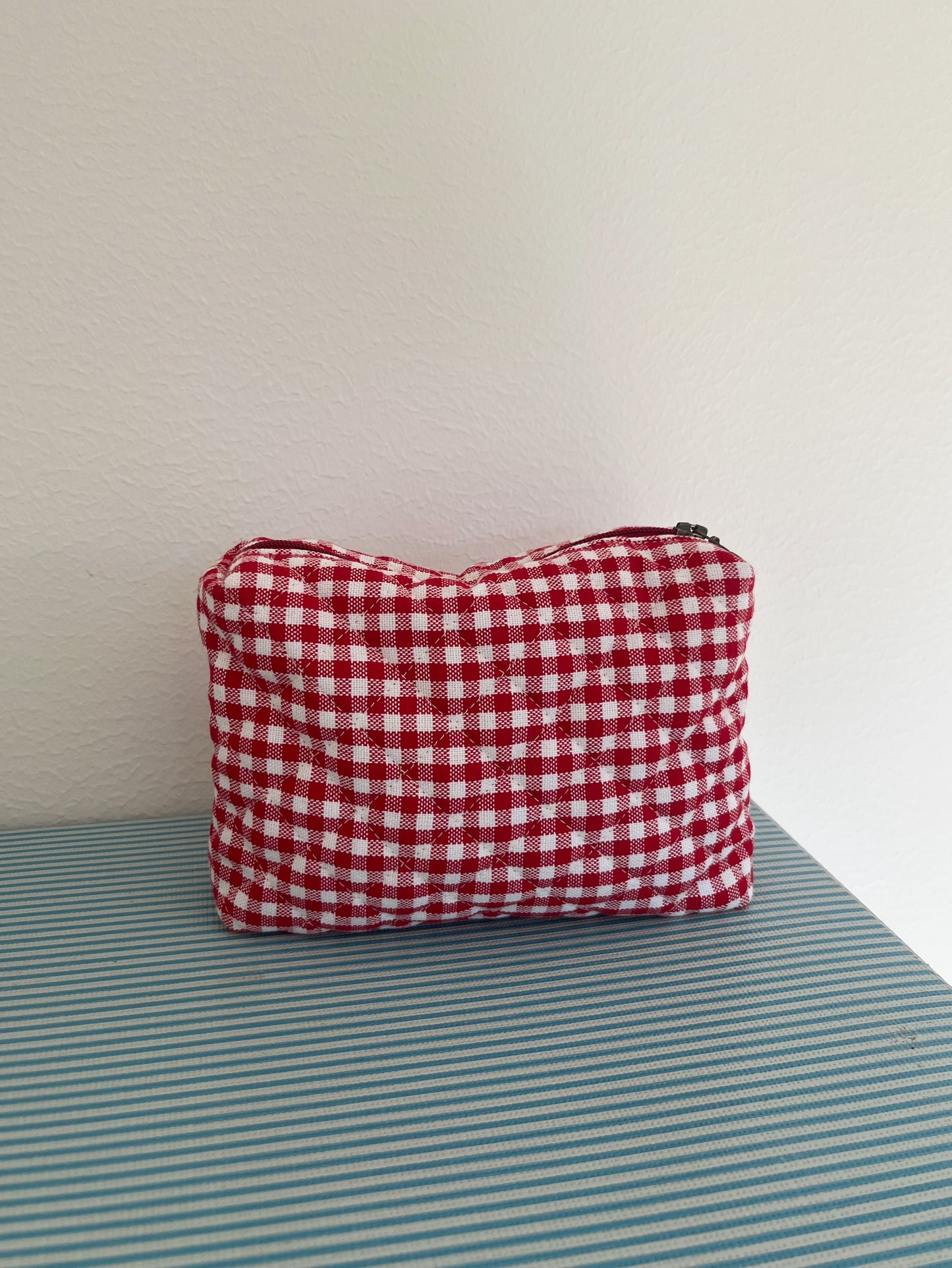 Quiltad rutig necessär röd