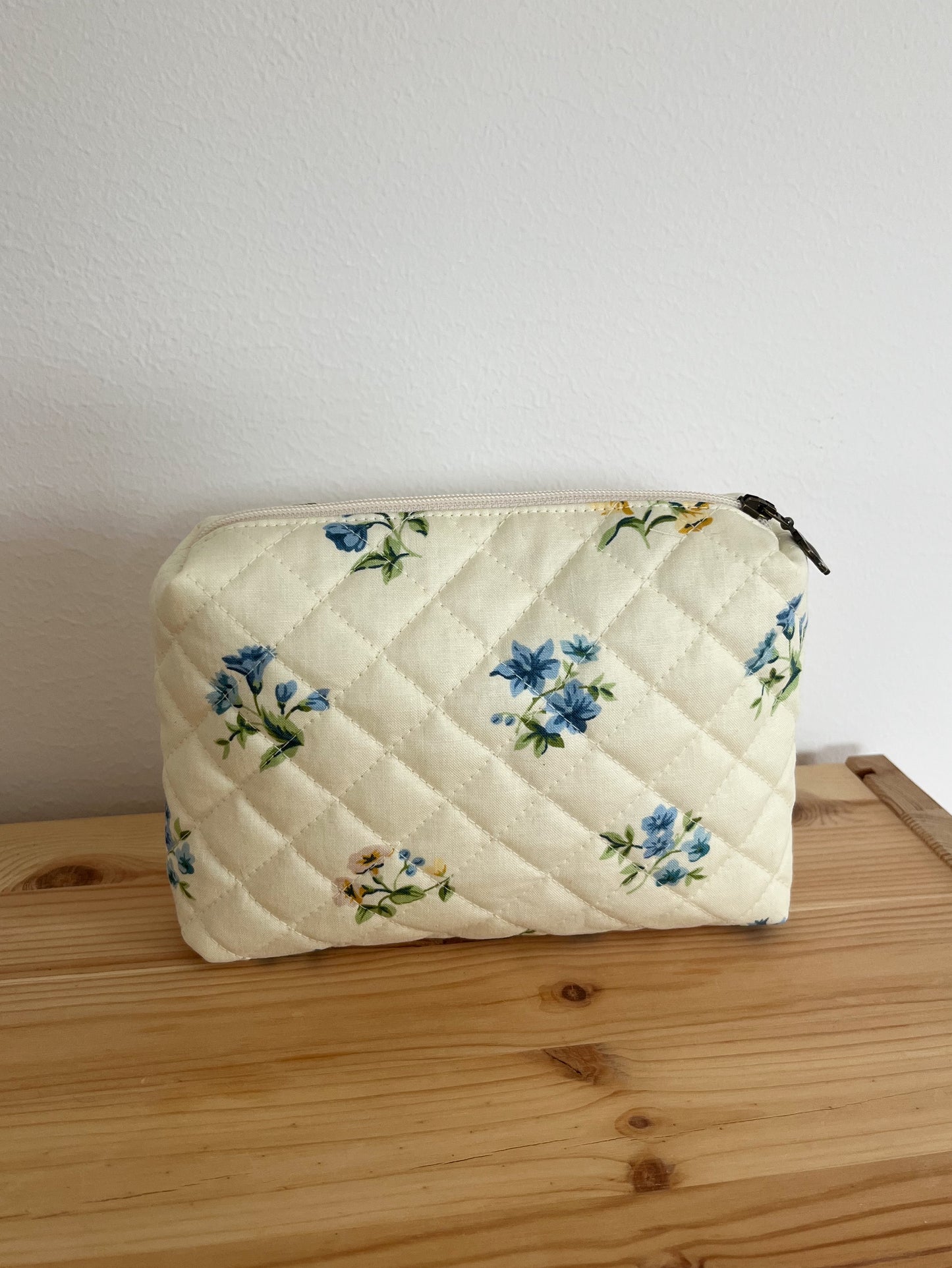 Quiltad blommig necessär gul