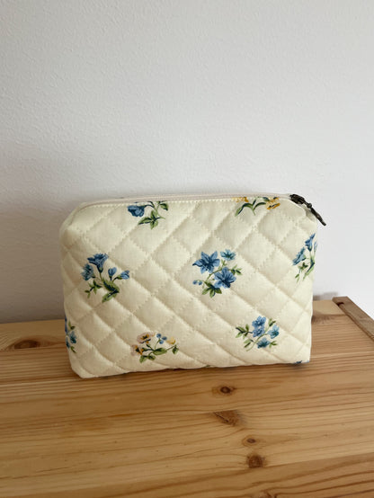 Quiltad blommig necessär gul