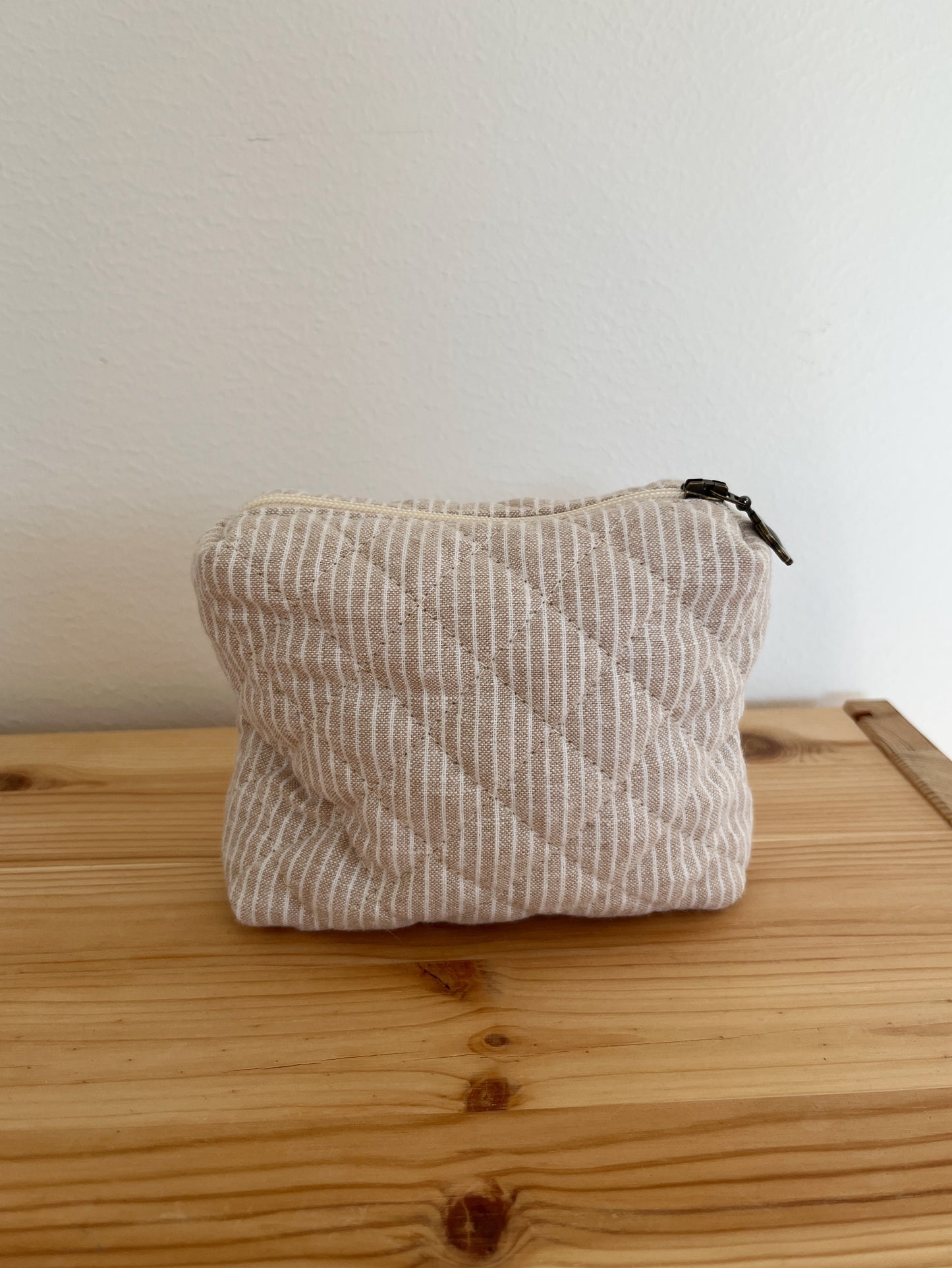 Quiltad randig necessär beige/vit