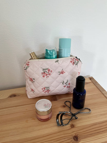 Quiltad blommig necessär rosa